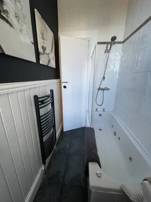 Traditional Apt Close To City Centre & Hampden Glasgow Buitenkant foto