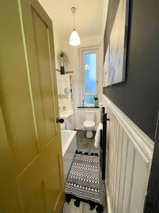 Traditional Apt Close To City Centre & Hampden Glasgow Buitenkant foto